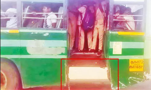 பின்புற படிக்கட்டுகள் இல்லாமல் இயக்கப்படும் அரசு பஸ்