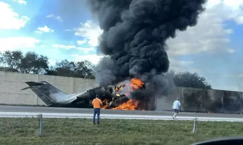 நெடுஞ்சாலையில் விழுந்து நொறுங்கிய விமானம்: இருவர் உயிரிழப்பு