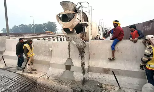 சாலையில் கான்கிரீட் தடை, ஆணிகள்: விவசாயிகள் பேரணியை தடுக்க அரியானா அரசு நடவடிக்கை