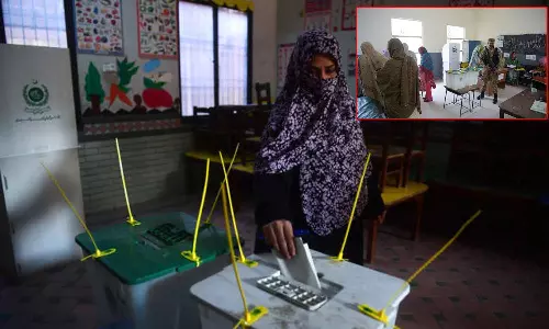 பாகிஸ்தானில் 50-க்கும் மேற்பட்ட வாக்குச்சாவடிகளில் மறுவாக்குப்பதிவு