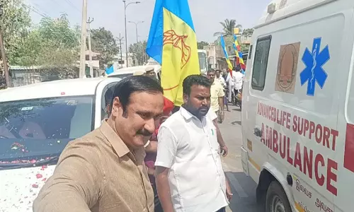 திண்டிவனம் போக்குவரத்து நெரிசலில் சிக்கிய 108 ஆம்புலன்ஸ்- வழி ஏற்படுத்திய பா.ம.க. தலைவர்