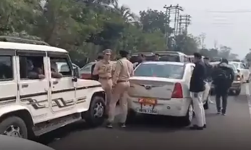 கவர்னரின் பாதுகாப்பு வாகனங்களை தடுத்து நிறுத்திய TMC தொண்டர்கள்