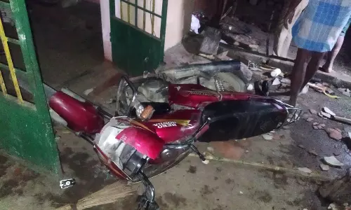 முன்னாள் ராணுவ வீரரின் வீடு சூறை- ஆந்திர கிராம மக்கள் வெறிச்செயல்