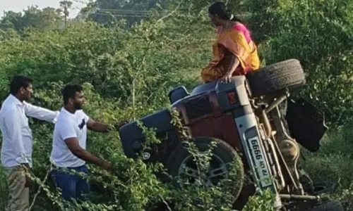 ஆட்டோ மீது கார் மோதல்- டிரைவர், பெண் பலி