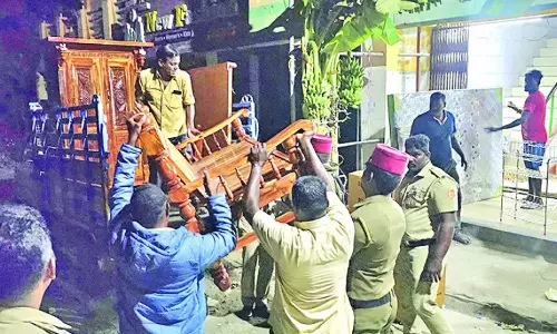 புதுச்சேரியில் திருமண வரவேற்பு நிகழ்ச்சியில் மோதல்-பதட்டம்: 3 பேர்  காயம்