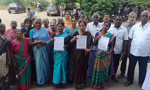 டாஸ்மாக் கடையை அகற்றக்கோரி திருப்பூர் கலெக்டர் அலுவலகத்தை முற்றுகையிட்டு பொதுமக்கள் மனு