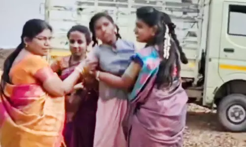 திண்டுக்கல் அருகே பள்ளி விழாவில் சாமியாடிய மாணவிகளால் பரபரப்பு