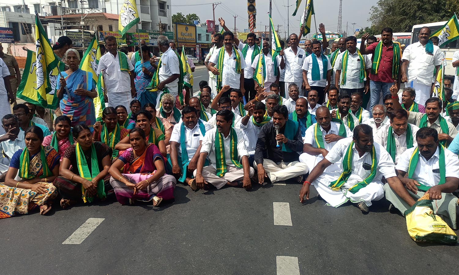 ரேஷன் கடையில் தேங்காய் எண்ணெய் விற்பனை செய்ய கோரி பல்லடத்தில் விவசாயிகள் சாலை மறியல்