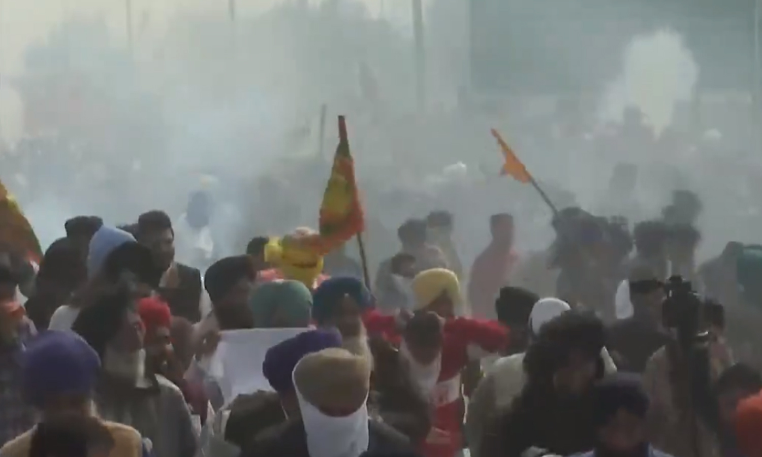 விவசாயிகள் போராட்டம்: கண்ணீர் புகைக்குண்டு வீசிய காவல்துறை