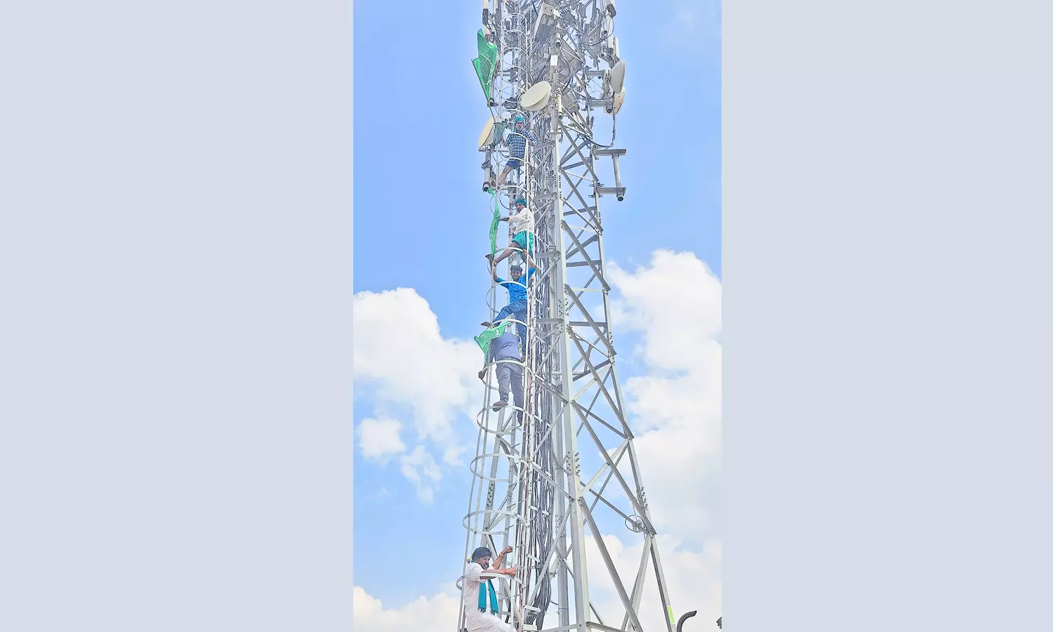 விவசாயிகள் மண்டை ஓடுகளுடன் சாலை மறியல் போராட்டம்: செல்போன் டவரில் ஏறியதால் பரபரப்பு விவசாயிகள் மண்டை ஓடுகளுடன் சாலை மறியல் போராட்டம்: செல்போன் டவரில் ஏறியதால் பரபரப்பு