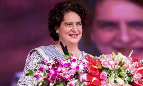 கரூரில் ரோடு-ஷோ நடத்தும் பிரியங்கா: ஜோதிமணிக்கு ஆதரவு திரட்டுகிறார்