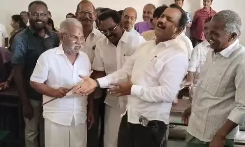 அரசு பள்ளியில்  40 ஆண்டுகளுக்கு பிறகு சந்தித்த ஆசிரியரிடம் அடிவாங்கிய முன்னாள் மாணவர்