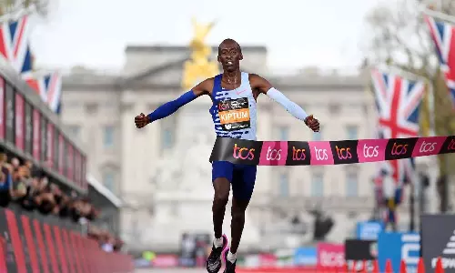 மாரத்தான் உலக சாதனையாளர் விபத்தில் மரணம்