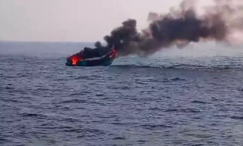 நடுக்கடலில் திடீரென தீப்பற்றி எரிந்த படகு- 11 பேரை பத்திரமாக மீட்ட மீனவர்கள்