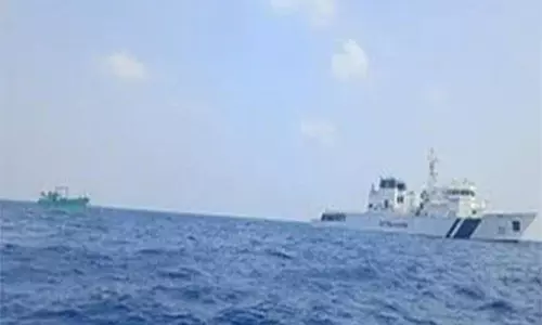 நடுக்கடலில் தத்தளித்த 11 தமிழக மீனவர்களை மீட்டது விக்ரம் ரோந்து கடற்படை கப்பல்