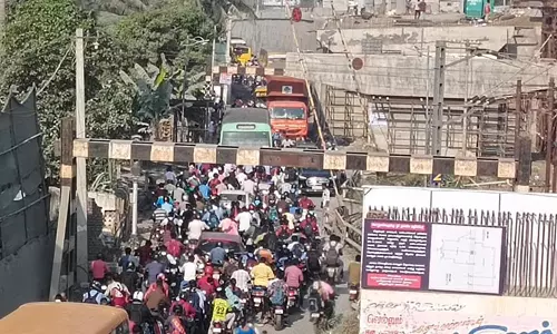 கண்டமங்கலம் ரெயில்வே கேட் தடுப்பு கட்டையில் சிக்கிய கண்டெய்னர் லாரி