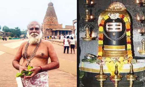 சிவனுக்கு வில்வ இலை வழங்கும் பக்தர்