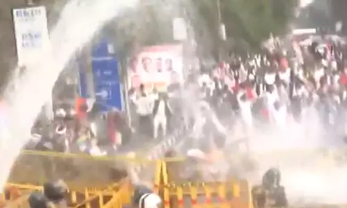 வேலையில்லா திண்டாட்டத்தை கண்டித்து போராடிய காங்கிரசார் மீது தண்ணீர் பீய்ச்சியடித்த போலீசார்