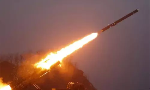 கப்பலில் இருந்து ஏவுகணைகள் வீசி வடகொரியா சோதனை