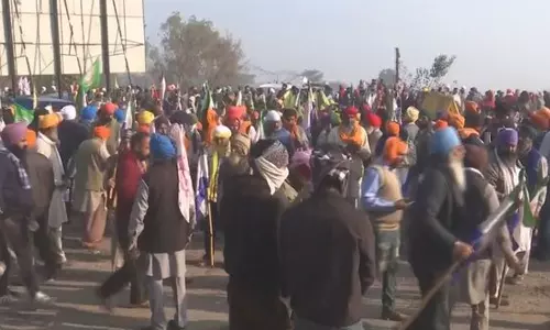 டெல்லிக்குள் நுழைய விவசாயிகள் இன்று 2-வது நாளாக முயற்சி: 6 அடுக்கு தடுப்பு அமைப்பு- கடும் போக்குவரத்து நெரிசல்