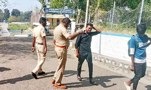 காதலர் தினத்தில் வைகை அணை பூங்காவுக்கு வந்த காதலர்களை திருப்பி அனுப்பிய போலீசார்