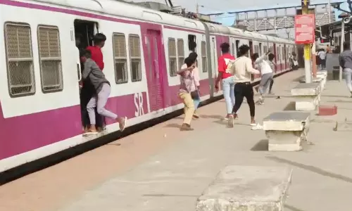 பீர் பாட்டிலை வீசி மாணவர்கள் மோதல்- கல்லூரியில் இருந்து நிரந்தரமாக நீக்க ரெயில்வே போலீசார் கடிதம்