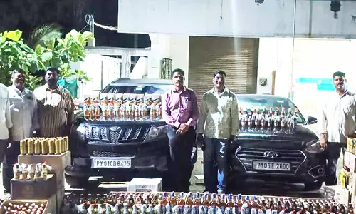 புதுச்சேரியில் இருந்து மகாபலிபுரத்துக்கு சொகுசு காரில் கடத்தப்பட்ட மதுபாட்டில்கள் பறிமுதல்