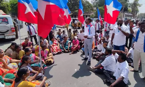 கோவிலை இடித்தவர்கள் மீது நடவடிக்கை எடுக்க வலியுறுத்தி விசிக, பொதுமக்களுடன் மறியல்