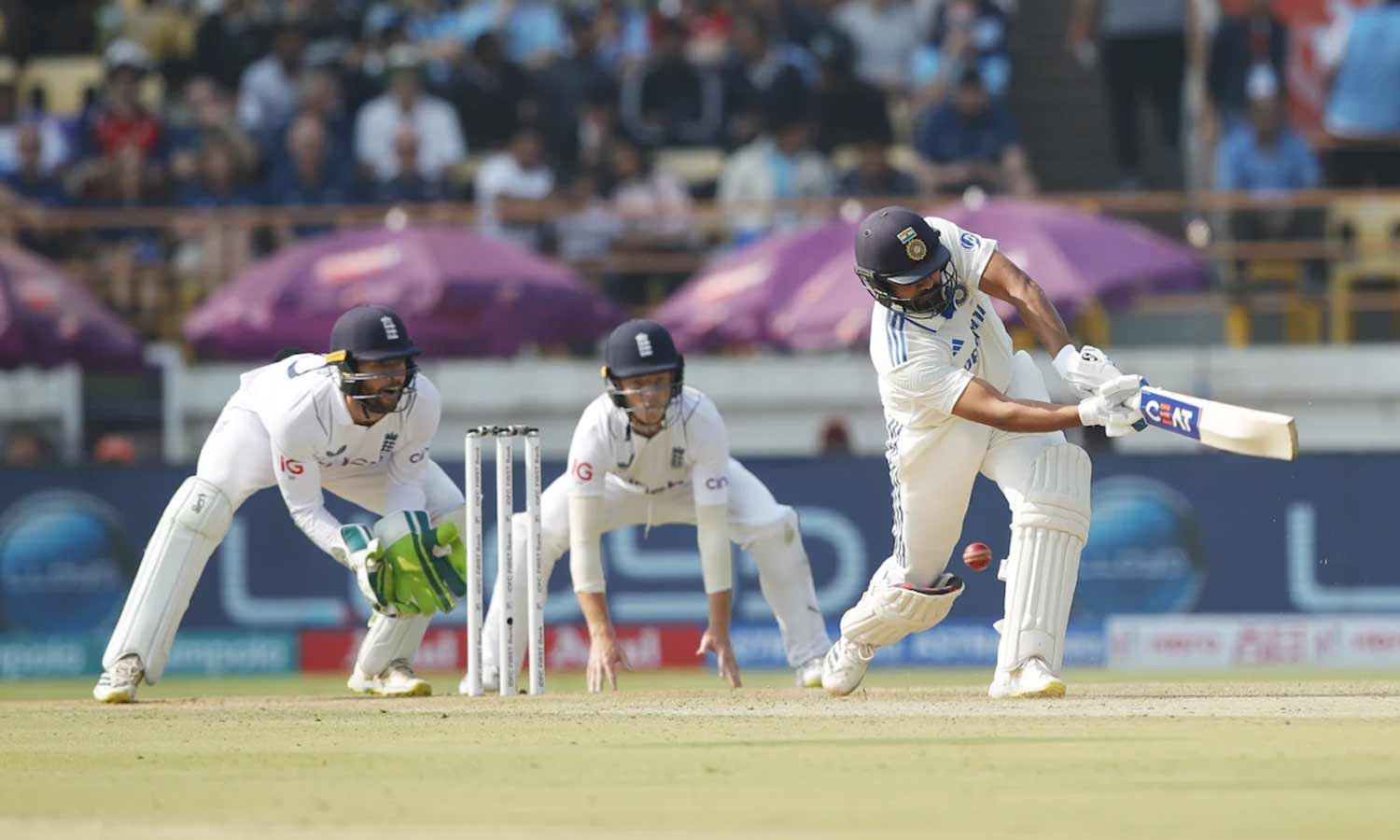 ராஜ்கோட் டெஸ்ட்: கில் டக், ரோகித் அரைசதம்- மதிய உணவு இடைவேளை வரை இந்தியா 93/௩