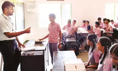 அரசு பள்ளியில் மாணவர்களுக்கு பாடம் நடத்திய கலெக்டர்