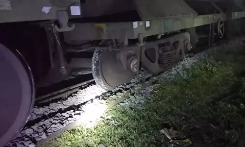 சென்னையில் 2 இடங்களில் ரெயில் என்ஜின், சரக்கு பெட்டி தடம் புரண்டது- நள்ளிரவில் ஏற்பட்ட விபத்தால் பாதிப்பு இல்லை