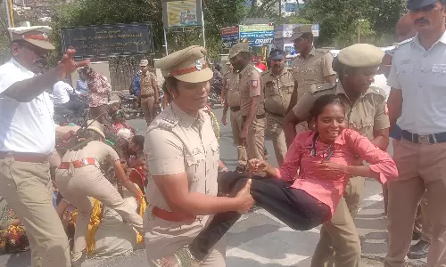 மாற்றுத்திறனாளிகள் 4-வது நாளாக மறியல் போராட்டம்