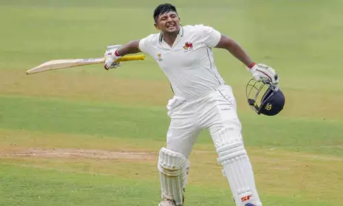 அறிமுக டெஸ்ட் போட்டியிலேயே அதிவேக அரை சதம்  விளாசி அவுட்டனார் சர்பராஸ் கான்