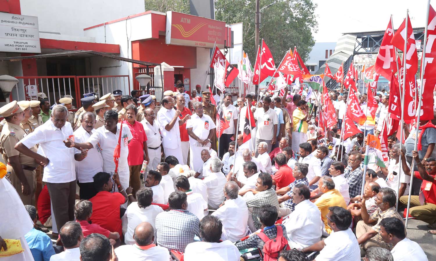 கோரிக்கைகளை வலியுறுத்தி திருப்பூரில் தொழிற்சங்கத்தினர் சாலை மறியல்-  500க்கும் மேற்பட்டோர் கைது