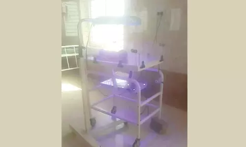 ஆஸ்பத்திரியில் குழந்தையை வைத்திருந்த இன்குபேட்டருக்கு கல் வைத்து முட்டுக்கொடுத்த அவலம்