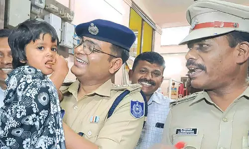 கடற்கரையில் கடத்தப்பட்ட குழந்தை காரைக்காலில் மீட்பு: 3 பேர் கைது