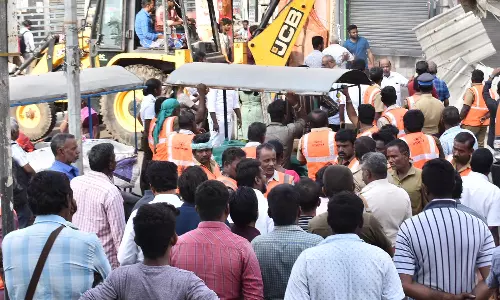 ஆர்.கே.வி ரோடு முதல் பன்னீர்செல்வம் பார்க் வரை ஈரோட்டில் இன்று 2-வது நாளாக ஆக்கிரமிப்புகள் அகற்றம்