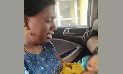 குப்பை தொட்டியில் வீசப்பட்ட பெண் குழந்தை மீட்பு