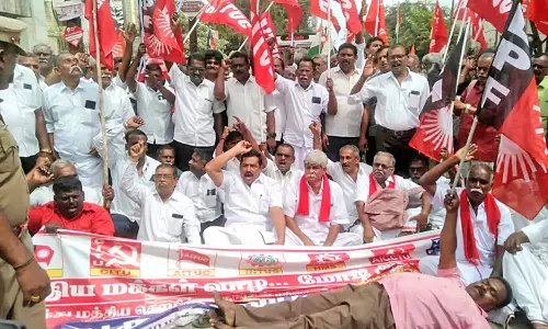 நெல்லை வண்ணார்பேட்டையில் அனைத்து தொழிற்சங்கத்தினர்- விவசாயிகள் மறியல் போராட்டம்: 700 பேர் கைது