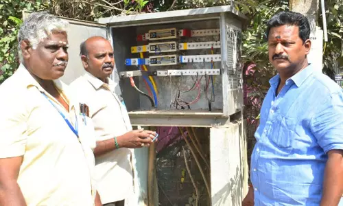 கடலூரில் 10-க்கும் மேற்பட்ட இடங்களில் பியூஸ்கேரியர் திருட்டு: மின்சாரம் இன்றி தவித்த பொதுமக்கள்