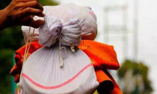 இருமுடி கட்டி வரும் மீனவர்கள்