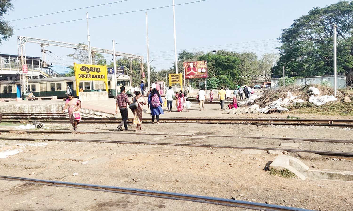 ஆவடியில் நடைபாதை மேம்பாலம் இடிப்பு பணி தாமதம்: 4 புறநகர் ரெயில்கள் ரத்தால் பயணிகள் தவிப்பு