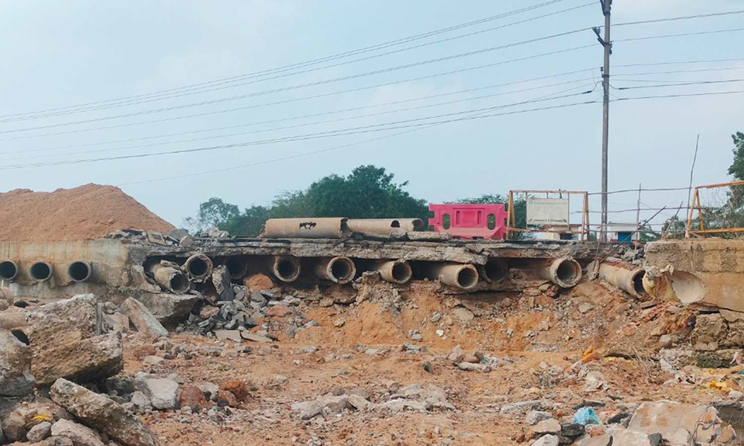 கூவம் ஆற்றில் 4-வது முறையாக தற்காலிக பாலம் அமைக்கும் பணி