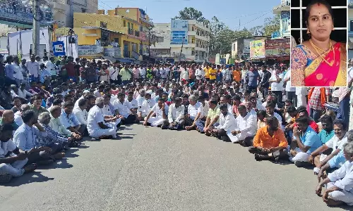 ஒற்றை யானை தாக்கி 2 பெண்கள் பலி: உறவினர்கள்-கிராம மக்கள் சாலை மறியல்