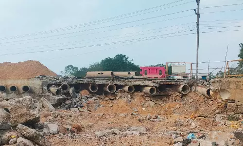 கூவம் ஆற்றில் 4-வது முறையாக தற்காலிக பாலம் அமைக்கும் பணி