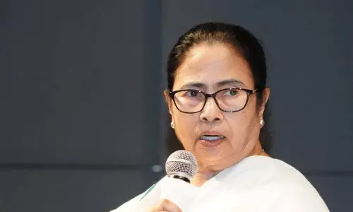 பொது மக்கள் நலத்திட்ட பயன்கள் பெறுவதைத் தடுக்க ஆதார் முடக்கப்படுகிறது- மம்தா குற்றச்சாட்டு