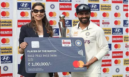 ராஜ்கோட் டெஸ்ட்: சொந்த மாநிலத்தில் ஆட்டநாயகன் விருது பெற்ற ஜடேஜா