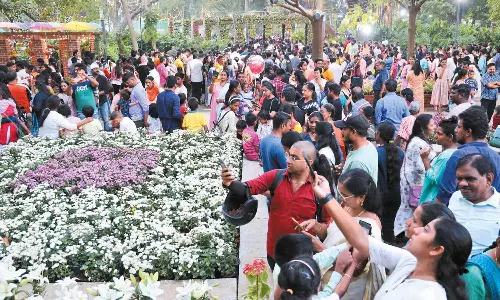மலர் கண்காட்சியில் கட்டுக்கடங்காத கூட்டம்: ஒரே நாளில் 30 ஆயிரம் பேர் பார்த்து ரசித்தனர்