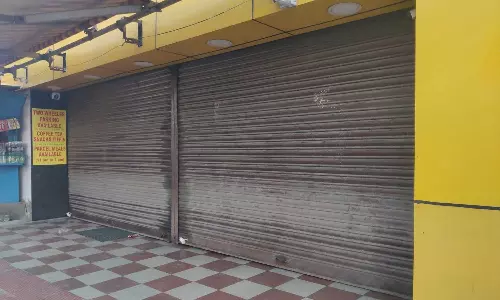 வரி செலுத்தாத பிரபல ஓட்டல் கட்டிடத்திற்கு சீல்- மாநகராட்சி அதிகாரிகள் நடவடிக்கை