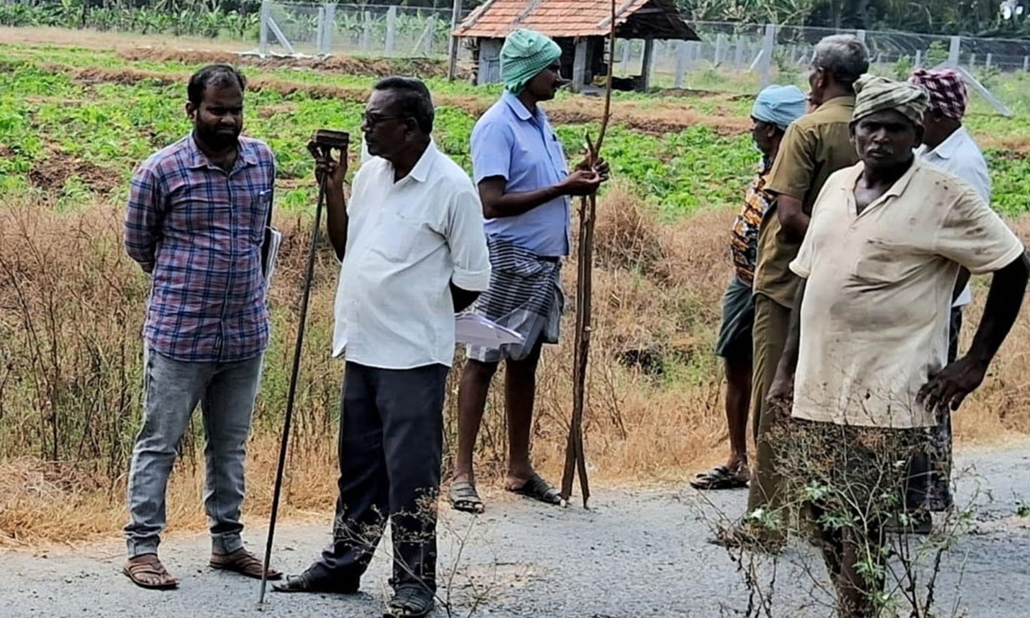 50 ஆண்டுகளுக்கு பிறகு குதிரைச்சாலை பகுதியில் ஆக்கிரமிப்புகள் அகற்றும் பணி- கிராம மக்கள் பாராட்டு